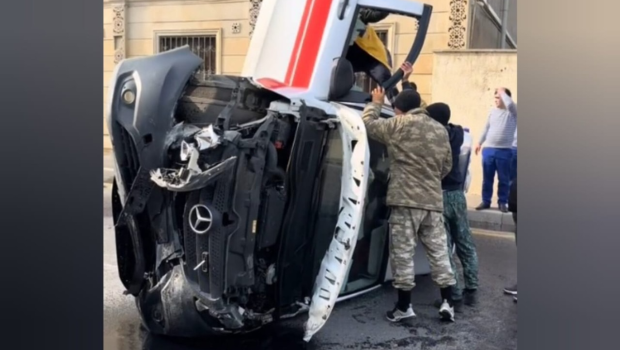 Bakıda qəzaya düşən ambulans aşdı &ndash; VİDEO