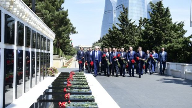 Beynəlxalq parlamentarilər Şəhidlər xiyabanını və "Türk şəhidliyi&rdquo;ni ziyarət ediblər