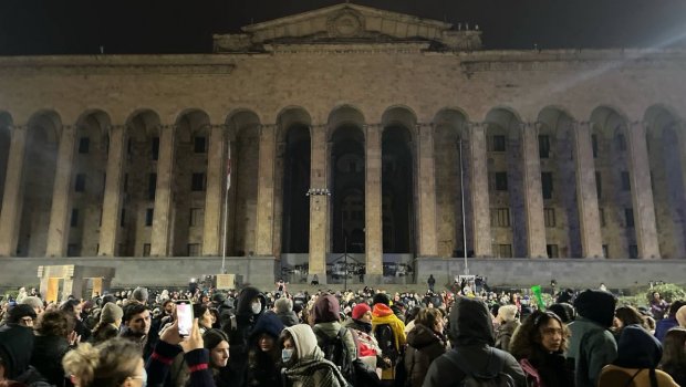 Tbilisi Dövlət Universitetinin qarşısında nümayiş KEÇİRİLİR - VİDEO