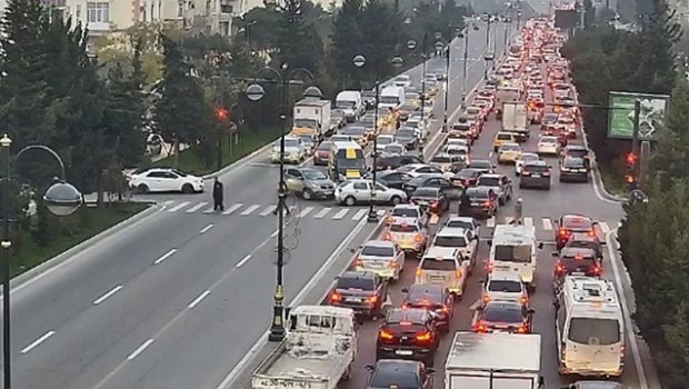 Paytaxtda yenə tıxac var - YOLLARIN SİYAHISI
