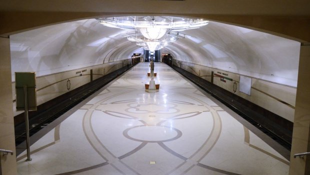 &ldquo;Azadlıq&rdquo; metrosunda relslərin üstünə düşən canlını xilas etmək mümkün olmadı - VİDEO