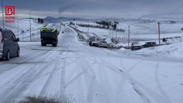 Sürücülərə XƏBƏRDARLIQ: Bakı-Şamaxı-Yevlax yolu BUZ BAĞLADI &ndash; FOTO