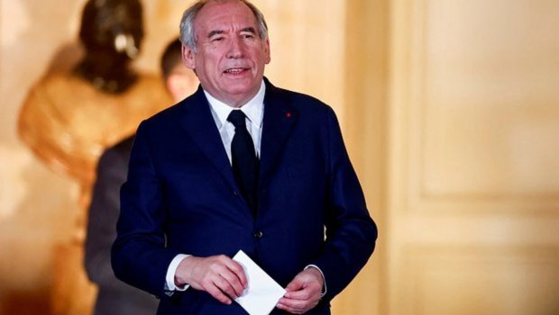 Fransanın yeni baş naziri Makronu hədələdiyini etiraf etdi