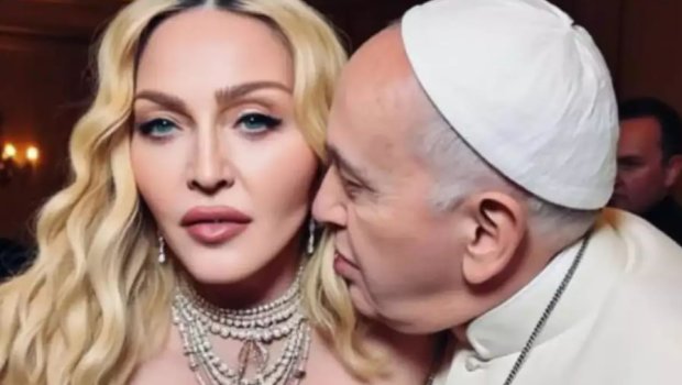 Roma Papası Madonnanı belə qucaqladı - FOTO