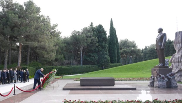 Rüstəm Minnixanov Ulu Öndərin məzarını və Şəhidlər xiyabanını ziyarət edib - FOTO
