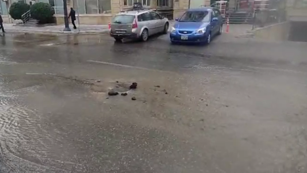 Bakıda boru partladı, yolu su basdı &ndash; VİDEO