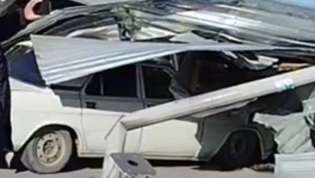 Qəbələdə güclü külək marketin dam örtüyünü uçurdu - FOTO