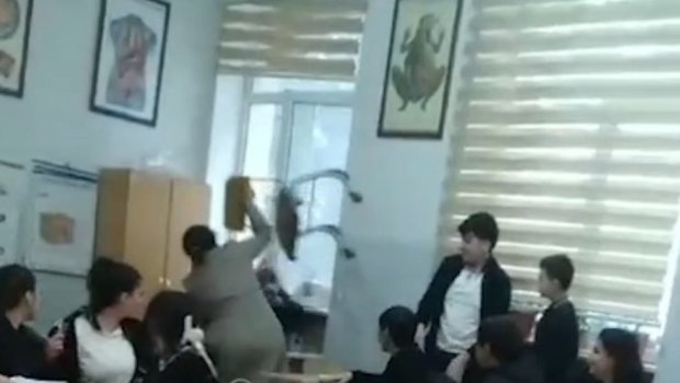 Sumqayıtda müəllimin şagirdə stul atmasına direktordan REAKSİYA &ndash; &ldquo;Ani olub...&rdquo; &ndash; VİDEO