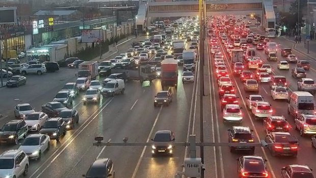Ziya Bünyadov prospektində qəza tıxac YARATDI