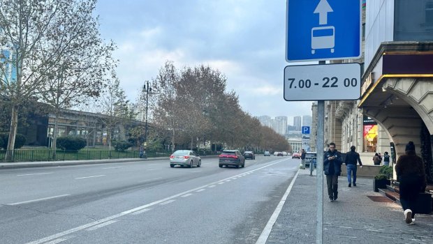 Daha bir küçədə avtobus zolağının qüvvədə olma vaxtını bildirən yol nişanı quraşdırıldı