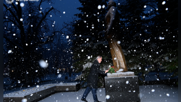 Ceyhun Bayramov Belqradda Heydər Əliyevin abidəsini ziyarət edib - FOTO