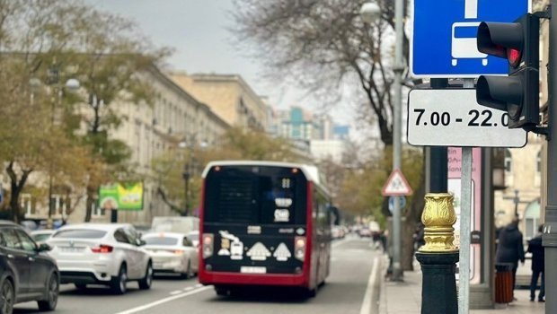 Daha bir küçədə avtobus zolağına saat tətbiq edildi &ndash; FOTO