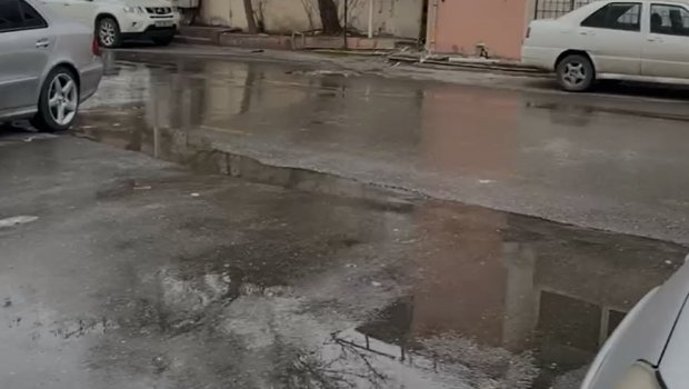 Kanalizasiya quyusu daşdı, çirkab sular &ldquo;Xalqlar dostluğu&rdquo; metrostansiyasına doğru axdı - VİDEO