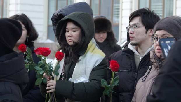 Astana sakinləri Azərbaycan səfirliyinə gül dəstələri gətirdilər &ndash; FOTO