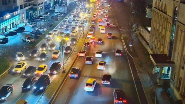 Hazırda Bakının bu yollarında tıxac müşahidə olunur