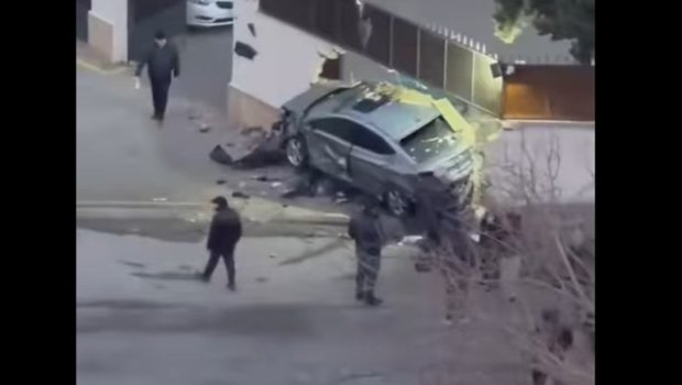 Bakıda maşın polis bölməsinin hasarına çırpıldı &ndash; VİDEO
