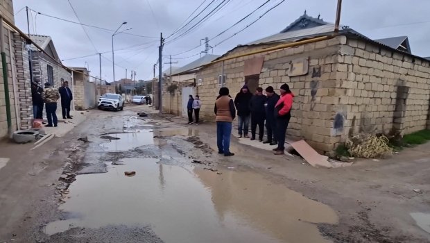 Masazırda kanalizasiya xətti partladı: Yeni çəkilən yol sıradan çıxdı - VİDEO