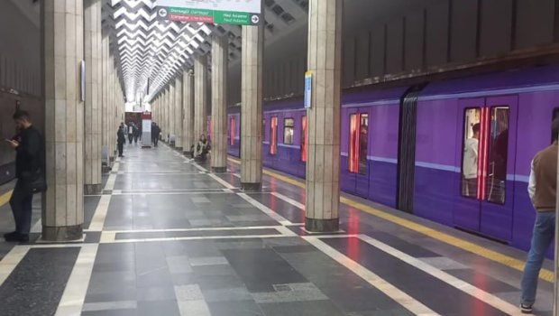 &ldquo;Ulduz&rdquo; stansiyasında sərnişin relsin üzərinə düşdü, qatarların hərəkəti gecikdi