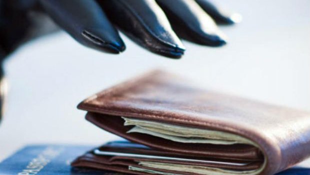 Bakıda tapılan 10000 manat sahibinə QAYTARILDI
