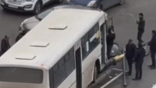 Bakıda sərnişin avtobusu qəzaya uğradı - VİDEO
