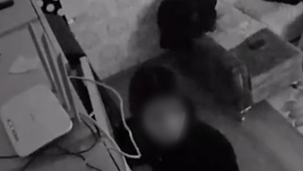 Azərbaycanda 15 yaşlı qız "rəfiqəsi"nin üzərinə bıçaq çəkdi, evlərindən 4 min dollar oğurladı &ndash; VİDEO