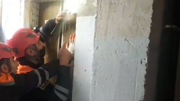 Liftdə köməksiz qalanlar belə xilas edildi &ndash; VİDEO