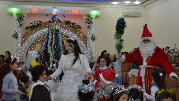 Bakıda şagirdlərin tədbirində QALMAQAL &ndash; Şirkətdən sifarişlə göndərilən Şaxta baba SAXTA çıxdı