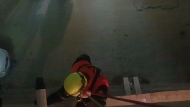 Bağlı qapı arxasında qalan uşaq belə xilas edildi &ndash; VİDEO