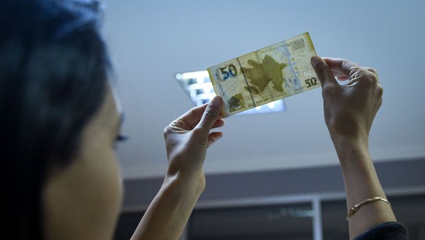 Mağazalarda saxta pulla alış-veriş etdi, TUTULDU
