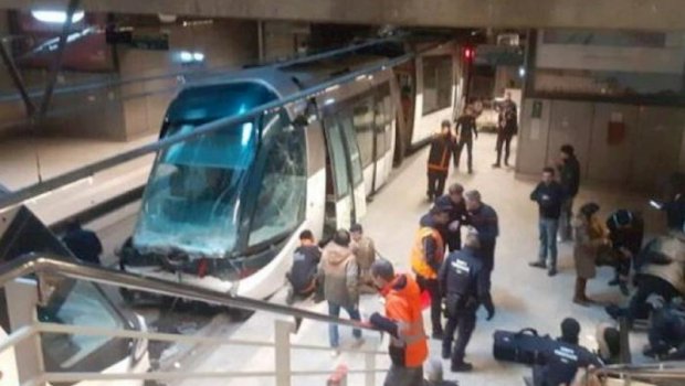 Fransada iki tramvay TOQQUŞDU - VİDEO