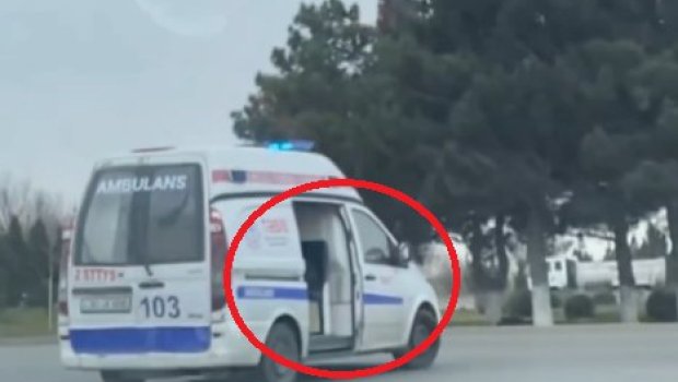 Sumqayıtda qapısız təcili yardım maşını &ndash; VİDEO