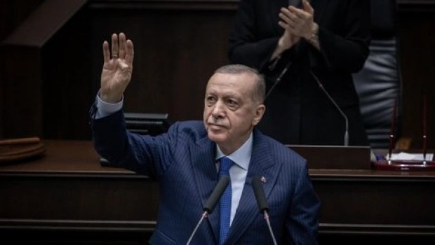 Ərdoğanın çıxışını mahnı oxuyaraq kəsdi – VİDEO