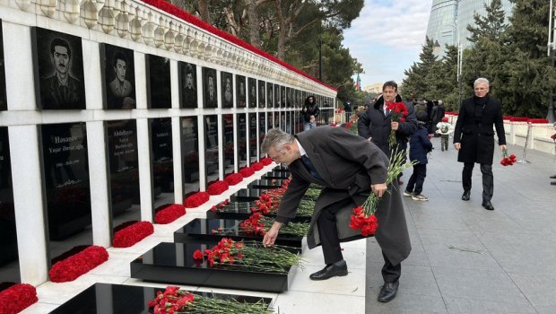 Almaniya səfiri 20 Yanvar faciəsi qurbanlarının xatirəsini yad etdi - FOTO