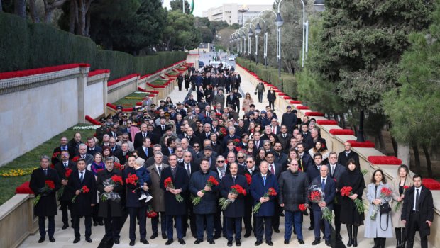 Azərbaycanda akkreditə olunmuş diplomatlar Şəhidlər xiyabanını ziyarət etdilər - FOTO
