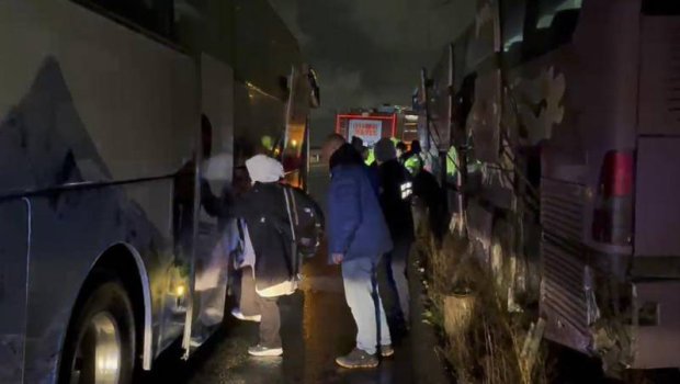 Turist mikroavtobusu qəzaya uğradı: Ata və oğlu həyatını itirdi - VİDEO