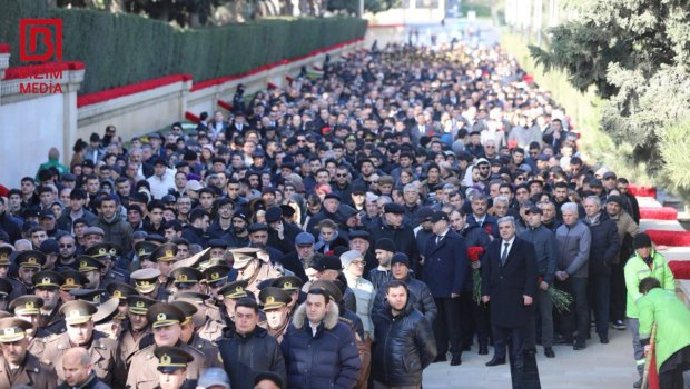 Xalqımız şəhidlərin xatirəsini yad edir &ndash; FOTOREPORTAJ
