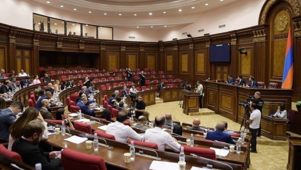 Ermənistan parlamentində insident - SAXLANILAN VAR