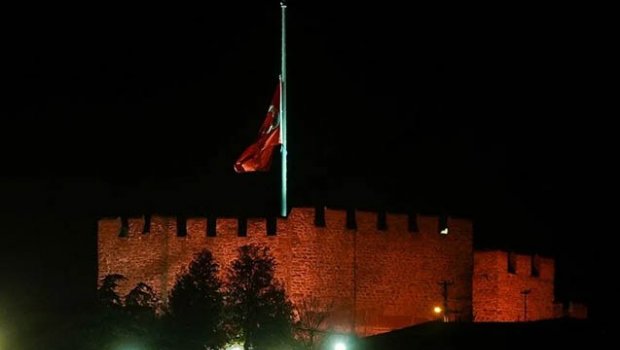 Türkiyədə bayraqlar yarıya endirildi - FOTO