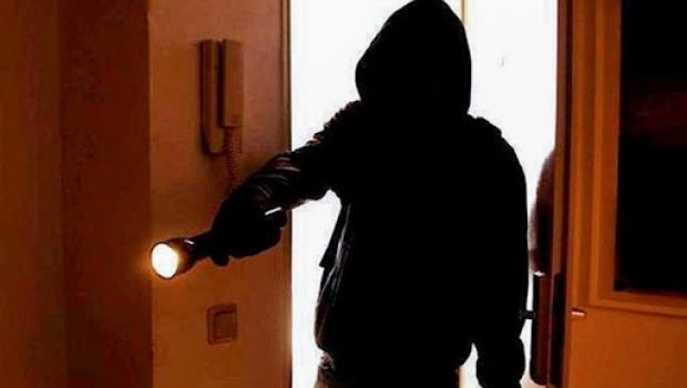 Azərbaycanda müğənni qara maska taxaraq evə basqın etdi &ndash; FOTO 