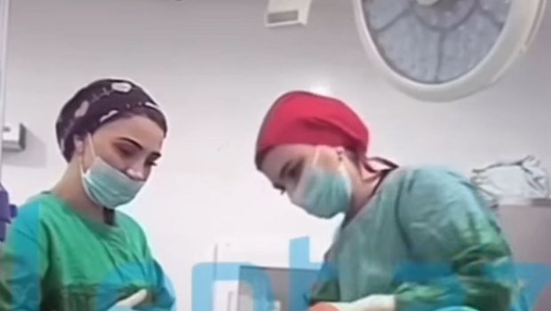 Estetik əməliyyat zamanı "TikTok"da canlı yayım açan tibbi personal CƏZALANDIRILDI &ndash; VİDEO