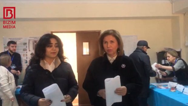 Bahar Muradova qızı ilə birgə səs verdi &ndash; VİDEO