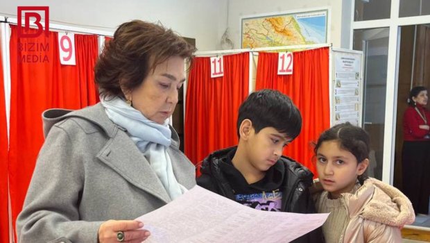 Məleykə Abbaszadə: "Nəvələrimi gətirmişəm ki, demokratik seçki nədir görsünlər&rdquo; - VİDEO