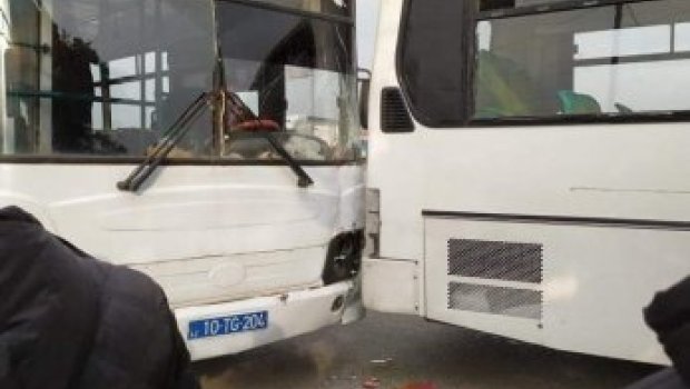 Bakıda bir-biri ilə ötüşən avtobuslar toqquşdu &ndash; VİDEO