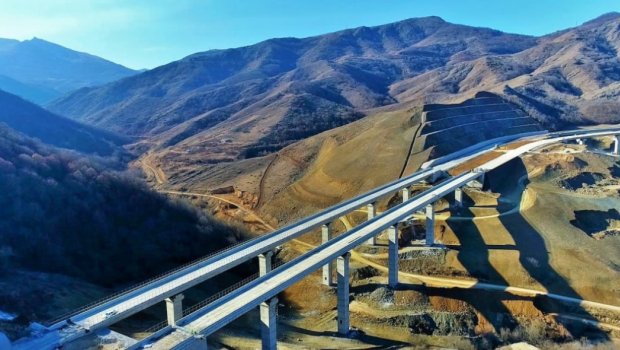 Azad olunmuş ərazilərdə neçə avtomobil yolu inşa edilir?