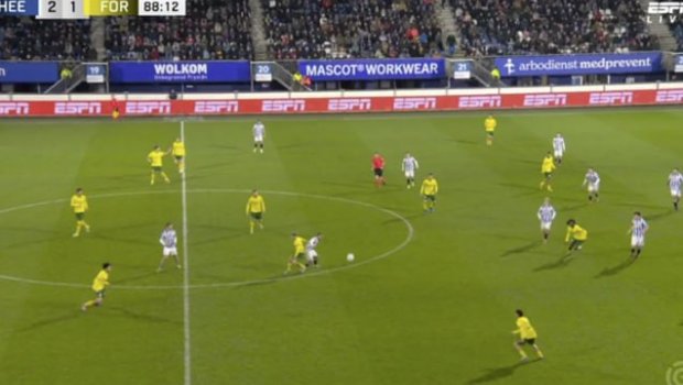 Niderland futbolunda biabırçılıq: 12 nəfərlə oynadılar