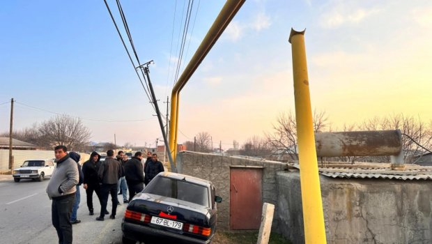 Babək rayonunda avtomobil qaz borusuna ÇIRPILDI - Xəsarət alan var - FOTO