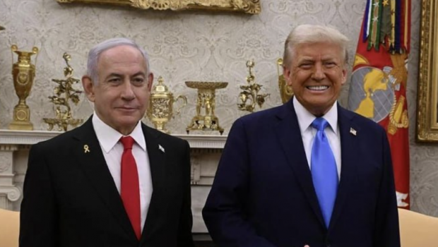 Netanyahu Trampa peycer hədiyyə etdi