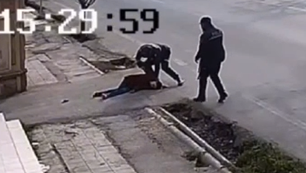 Sabirabadda qadın yolda qəfil huşunu itirib - VİDEO