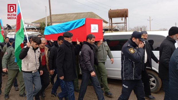 Salyanda 31 il sonra meyiti tapılan şəhidlə vida mərasimi &ndash; FOTO/VİDEO