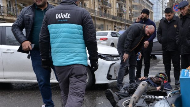 Bakıda avtomobil mopedlə toqquşdu: Xəsarət alan var &ndash; FOTO/VİDEO